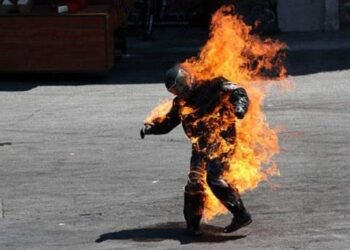 Compañeros le rocían gasolina y le prenden fuego