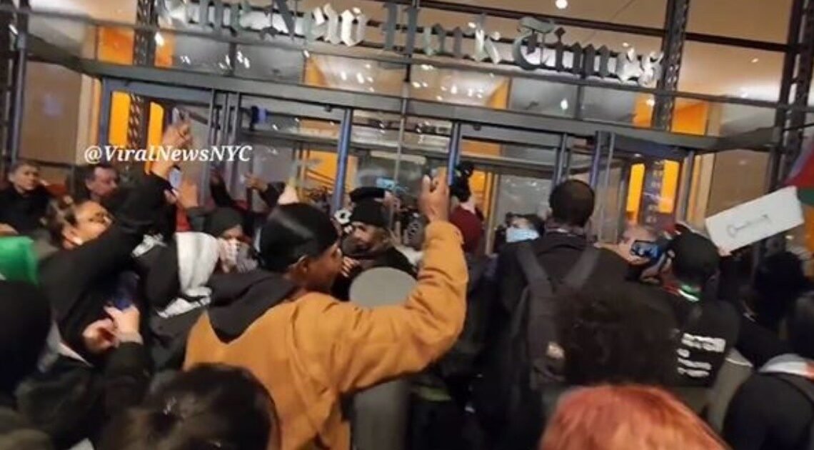 Protestan en oficinas de The New York Times por su cobertura de la guerra de Israel, lo llaman parcial