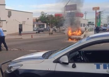Automóvil se incendia con madre e hijo a bordo en calles de Ciudad Obregón
