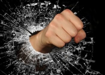 Hijo insulta, amenaza y quiebra los vidrios de una ventana de su madre en Pueblitos