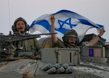Huyen en Gaza a pie o en burro entre tanques de Israel; así intentan sobrevivir los palestinos