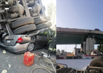 Cae tráiler de un puente y aplasta vehículos; hay heridos de gravedad