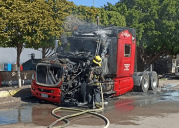 Se incendia tráiler tras presunta falla mecánica en Navojoa
