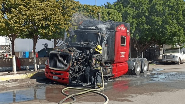Se incendia tráiler tras presunta falla mecánica en Navojoa Se incendia tráiler tras presunta falla mecánica en Navojoa