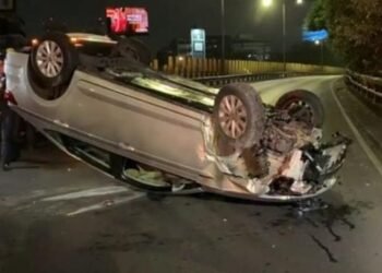 Vehículos chocaron y terminaron volcados en colonia Olivares