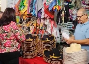 Aumentan hasta en un 50% venta de trajes alusivos al 20 de noviembre