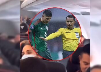 Hondureños se topan al árbitro en avión tras derrota vs México y se viraliza su reacción
