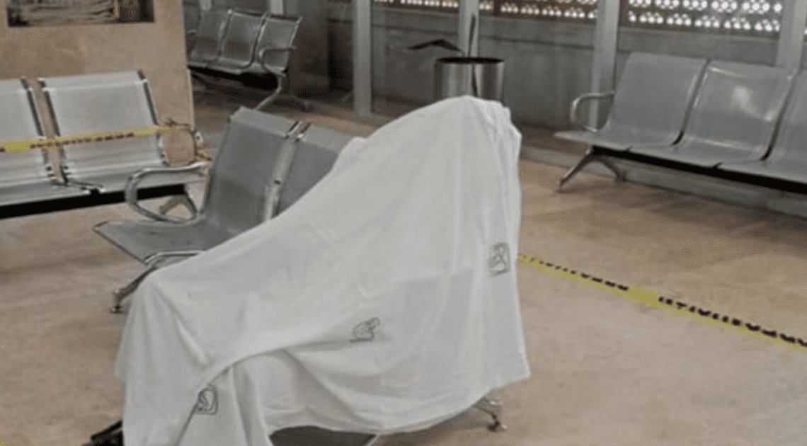 Muere adulto mayor mientras esperaba sentado en sala de espera del IMSS de Colima
