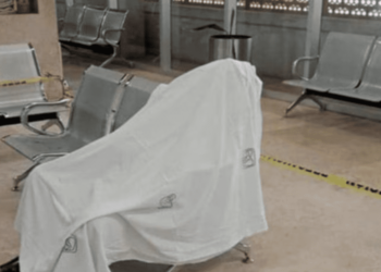 Muere adulto mayor mientras esperaba sentado en sala de espera del IMSS de Colima