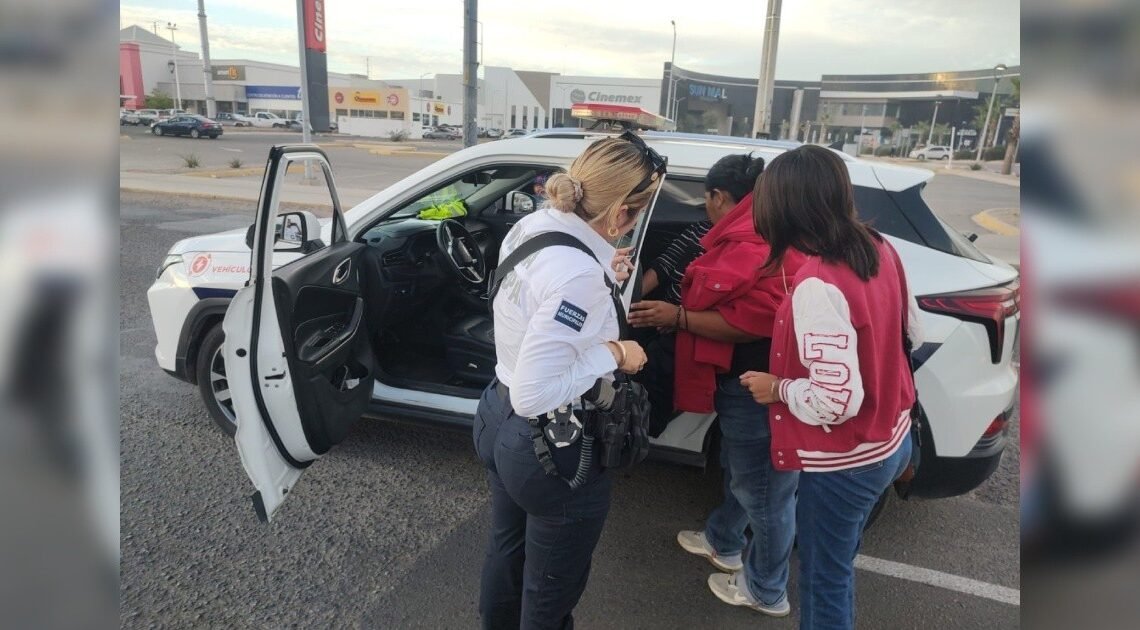 Policías ayudan a ciudadana: sufrió caída en plena vía pública