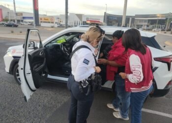 Policías ayudan a ciudadana: sufrió caída en plena vía pública