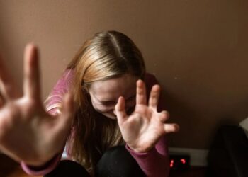 Mujer denuncia a su pareja por agresiones físicas y verbales en la colonia Adolfo López Mateos