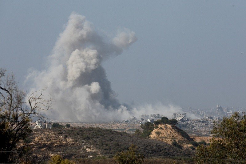  El humo se eleva sobre el norte de Gaza tras los ataques aéreos israelíes, después de que expiró una tregua entre Israel y el grupo islamista palestino Hamás, visto desde la frontera de Israel con Gaza en el sur de Israel. 1 de diciembre de 2023. REUTERS/Amir Cohen
