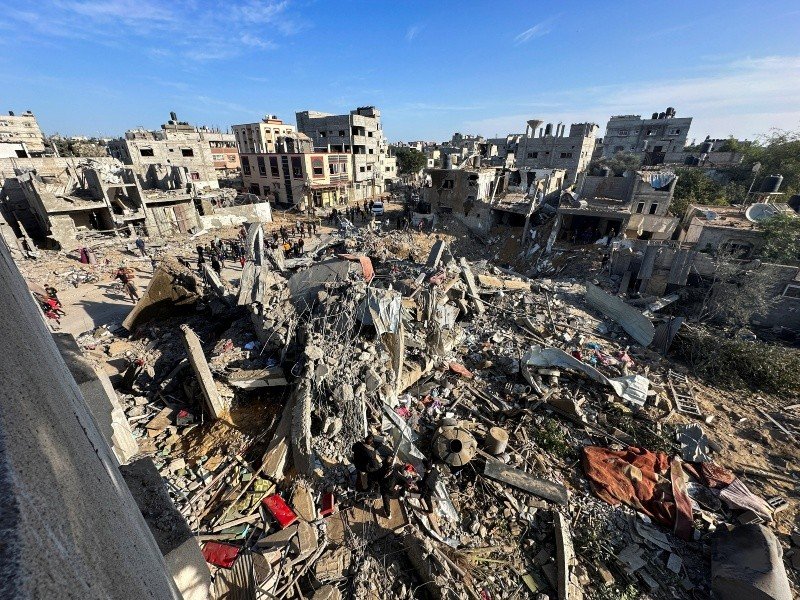 Los palestinos se reúnen en el lugar de un ataque israelí, en medio del conflicto en curso entre Israel y el grupo islamista palestino Hamas, en Rafah, en el sur de la Franja de Gaza, el 4 de diciembre de 2023. REUTERS/Fadi Shana Los palestinos se reúnen en el lugar de un ataque israelí, en medio del conflicto en curso entre Israel y el grupo islamista palestino Hamas, en Rafah, en el sur de la Franja de Gaza, el 4 de diciembre de 2023. REUTERS/Fadi Shana