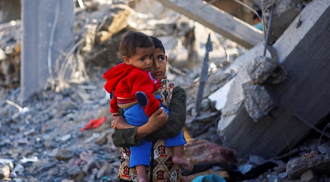 Israel ordena huir a más gazatíes y bombardea las zonas a las que los envía Israel ordena huir a más gazatíes y bombardea las zonas a las que los envía