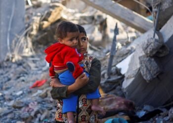 Israel ordena huir a más gazatíes y bombardea las zonas a las que los envía