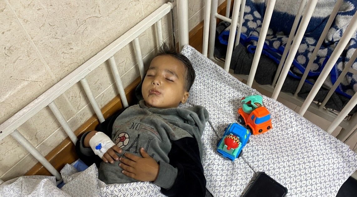 Niños huérfanos de la guerra de Gaza se quedan sin familiares cercanos que los cuiden Niños huérfanos de la guerra de Gaza se quedan sin familiares cercanos que los cuiden