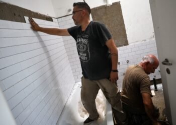 “Ajustaron con todo”: Albañil argentino teme no llegar a fin de mes tras medidas económicas de Javier Milei