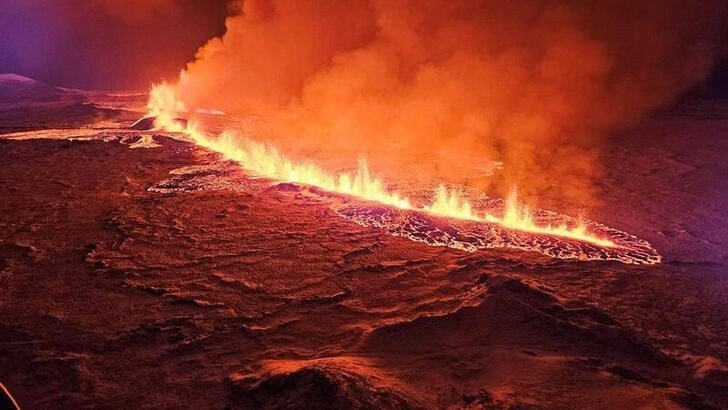  Un volcán escupe lava y humo durante su erupción en Grindavik, Islandia. 18 diciembre 2023. Protección Civil de Islandia/entrega vía Reuters.