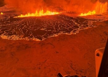 Una erupción volcánica ilumina Islandia después de semanas de advertencias de terremotos: Un geólogo explica lo que está sucediendo