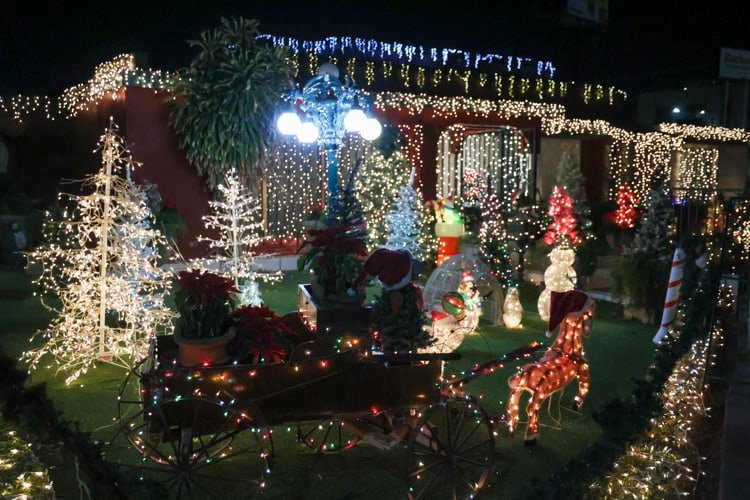 Doña Rosita convierte su hogar en un sueño con Villa Navideña