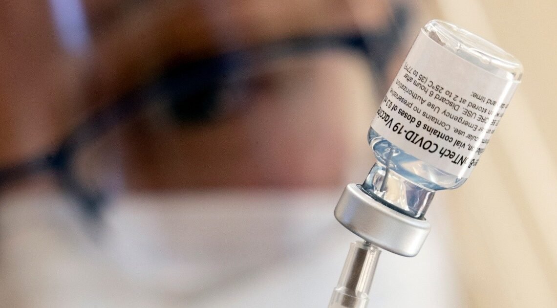Se agotan en algunas farmacias de Hermosillo vacunas Pfizer para Covid, en su primer día a la venta