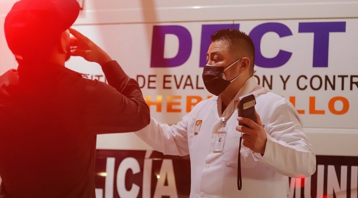 A bordo de un auto nadie debe beber alcohol: Tránsito de Hermosillo