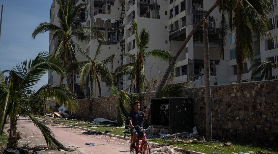 “Es nada más sacar para ir comiendo”: Empresarios en Acapulco están preocupados por playas vacías tras huracán “Otis”