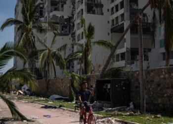 “Es nada más sacar para ir comiendo”: Empresarios en Acapulco están preocupados por playas vacías tras huracán “Otis”