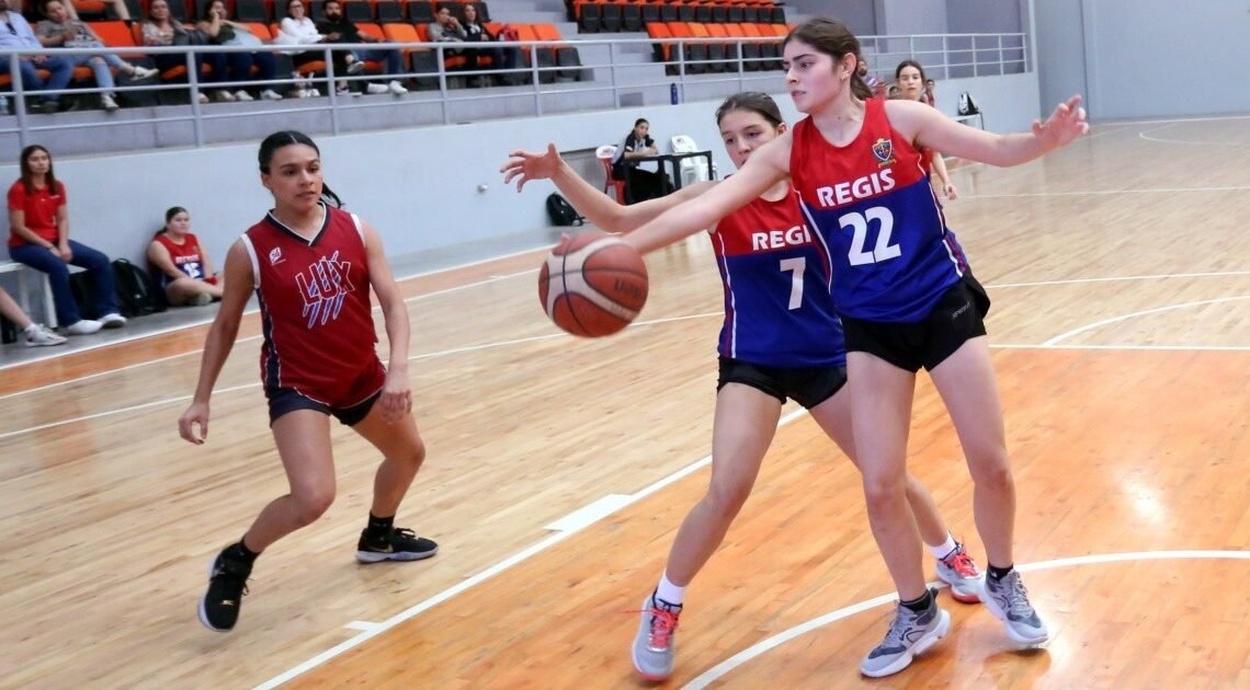 Gran remontada del Regis en prepa femenil en Torneo Navideño