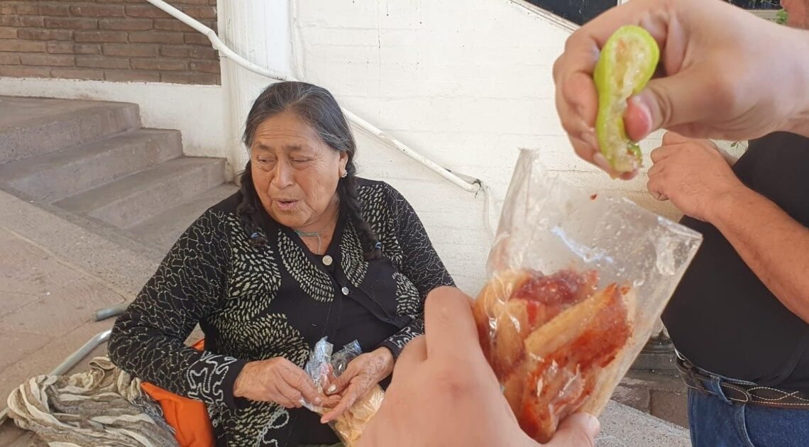 Navojoa: “Tencha” sale adelante con venta de golosinas