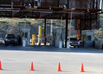 Aseguran empiezan despidos en Puerto Peñasco por cierre de la garita Lukeville-Sonoyta