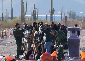 Migrantes abruman a agentes de EU en la garita de Lukeville-Sonoyta