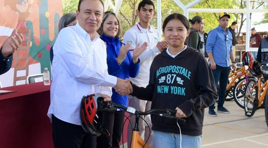 Entrega Gobernador de Sonora bicicletas a alumnos y apoyos a familias