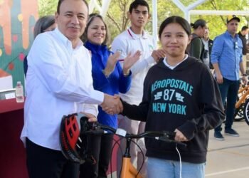 Entrega Gobernador de Sonora bicicletas a alumnos y apoyos a familias