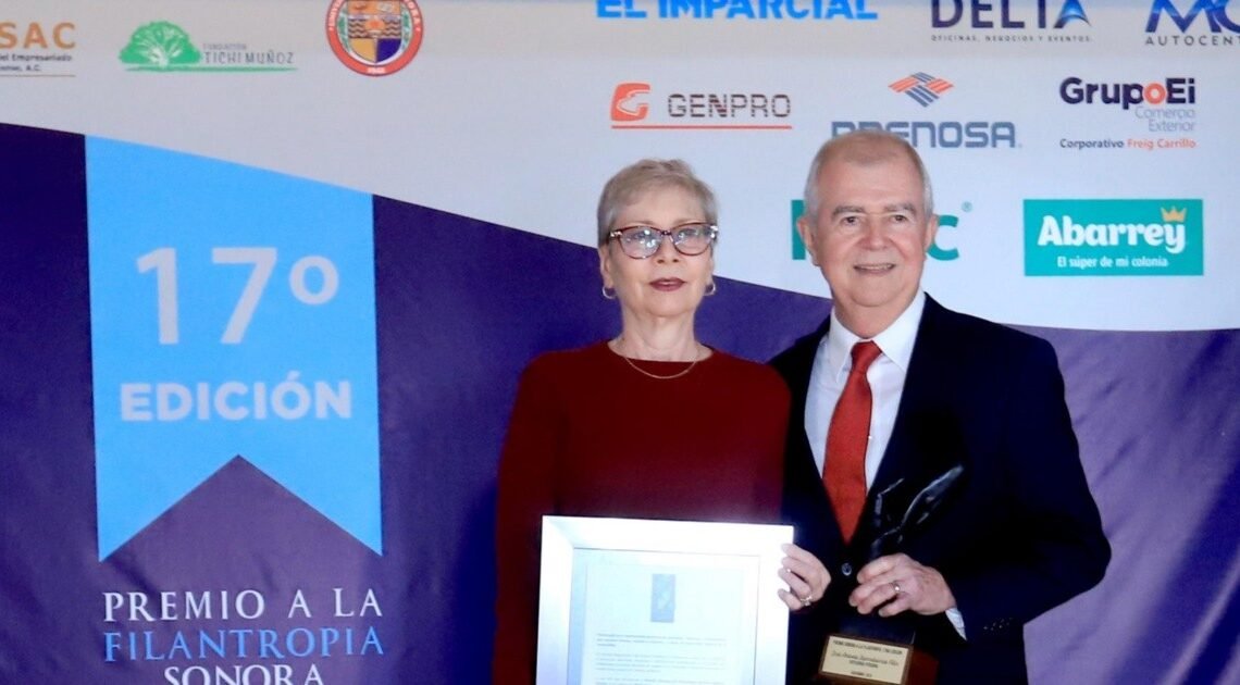 Reconocen a José Antonio Iturribarría por su labor en la sociedad