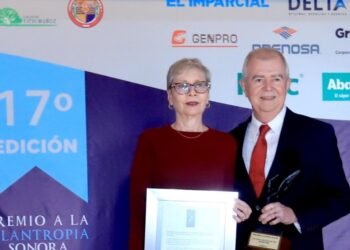 Reconocen a José Antonio Iturribarría por su labor en la sociedad