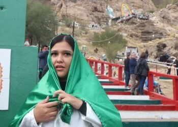 Hermosillo: Joselyn cumple su promesa a la Virgen de Guadalupe, viste hábito para llevarle 50 rosas y 50 veladoras