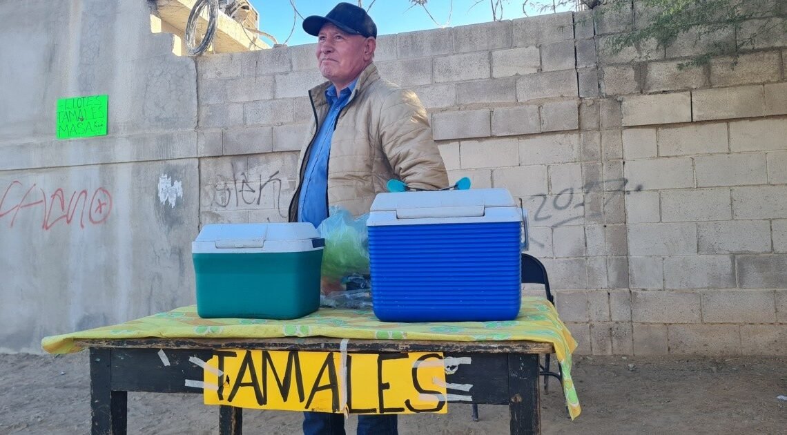 ¡Pásele! Don Antonio vende tamales desde hace 12 años ¿De qué va querer: De carne o de elote? ¡Pásele! Don Antonio vende tamales desde hace 12 años ¿De qué va querer: De carne o de elote?