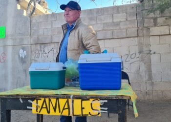 ¡Pásele! Don Antonio vende tamales desde hace 12 años ¿De qué va querer: De carne o de elote?