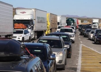 Bajan largas filas de paisanos en caseta de cobro de Hermosillo