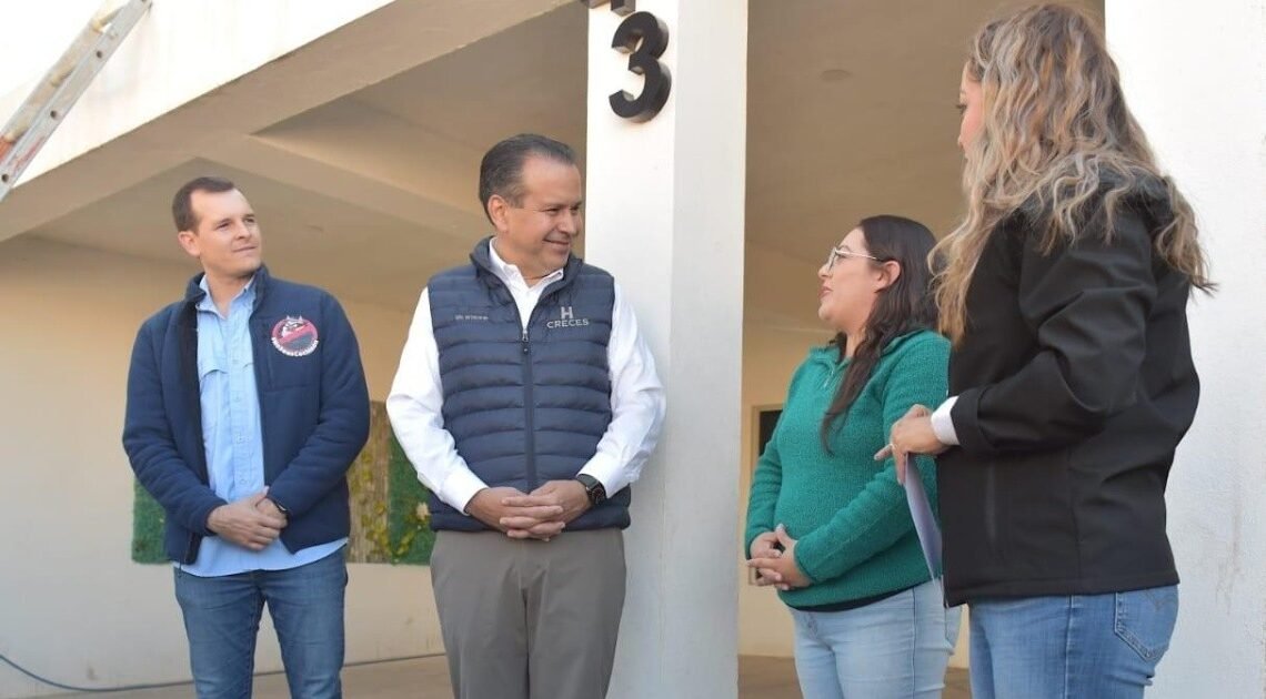 Hermosillo: Entrega alcalde Astiazarán tinacos en la colonia Altares