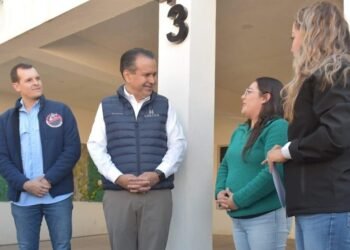 Hermosillo: Entrega alcalde Astiazarán tinacos en la colonia Altares