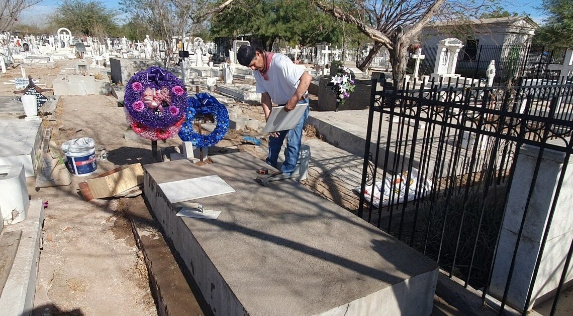 “En diciembre es cuando más los extrañamos”: Hermosillenses visitan a sus seres queridos fallecidos en los panteones