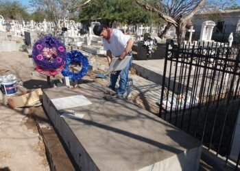 “En diciembre es cuando más los extrañamos”: Hermosillenses visitan a sus seres queridos fallecidos en los panteones