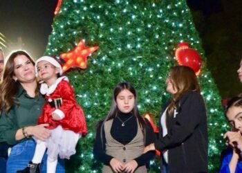 Encabeza Antonio Astiazarán encendido del árbol de Navidad en Miguel Alemán