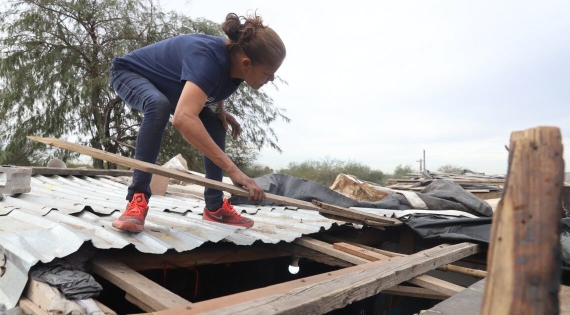 Margarita quisiera asegurar el techo con láminas de cartón para evitar el frío. | Noticias de México