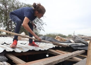 Margarita quisiera asegurar el techo con láminas de cartón para evitar el frío. | Noticias de México
