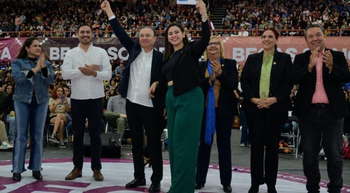 Entrega Alfonso Durazo becas a alumnos de Unison