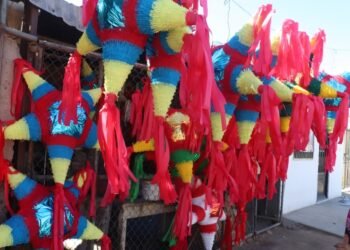 Sus piñatas son “la estrella” de las fiestas
